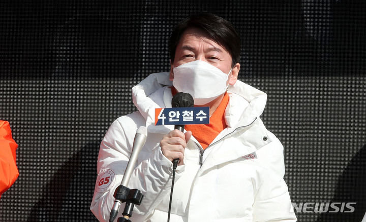 [고창=뉴시스] 전신 기자 = 안철수 국민의당 대선 후보가 28일 전북 고창전통시장 앞에서 시민들을 향해 지지를 호소하고 있다. (공동취재사진) 2022.02.28. photo@newsis.com