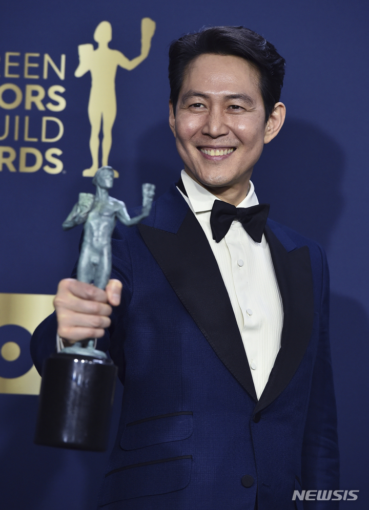 美배우조합상 남자연기상 이정재 "이건 우리 모두의 성과"