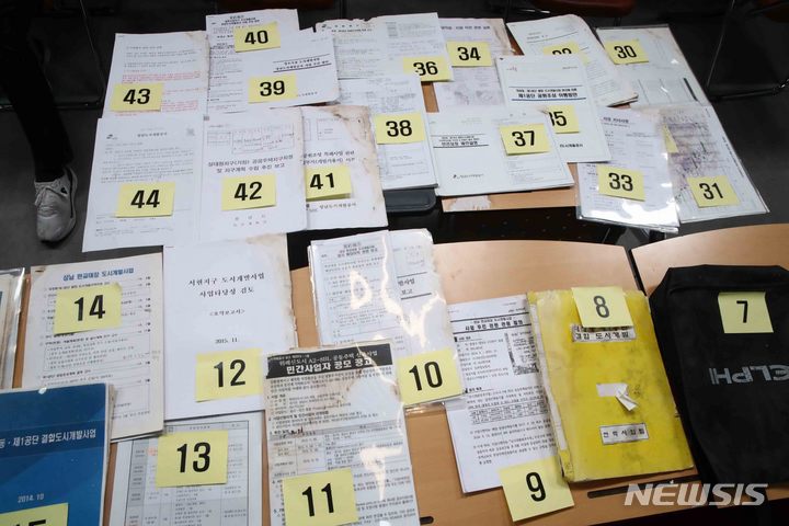 [서울=뉴시스] 김선웅 기자 = 28일 서울 여의도 국민의힘 중앙당사에서 원희룡 정책본부장, 김은혜 공보단장의 기자회견에 앞서 대장동 배수구 문건 실물이 공개되고 있다. (공동취재사진) 2022.02.28. photo@newsis.com