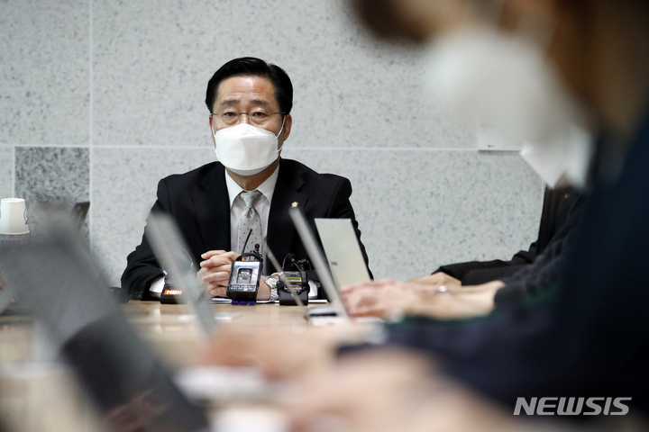 [서울=뉴시스] 최진석 기자 = 이태규 국민의당 총괄선대본부장이 28일 오전 서울 여의도 국회 의원회관에서 윤석열 국민의힘 대선후보 측과의 단일화 결렬 관련 긴급 기자간담회를 하고 있다. (공동취재사진) 2022.02.28. photo@newsis.com