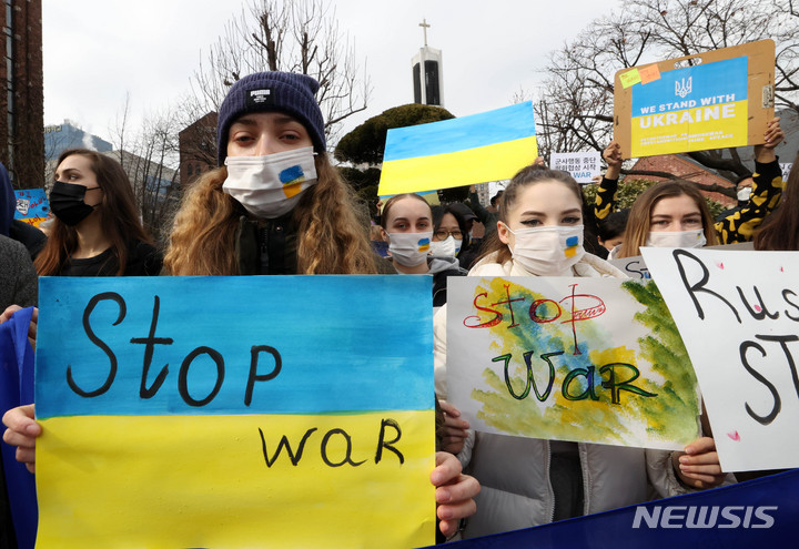 [서울=뉴시스] 고범준 기자 = 참여연대, 사회진보연대 등 시민사회단체 회원들이 28일 서울 중구 주한러시아대사관 앞에서 열린 러시아의 우크라이나 침공 중단·평화적 해결 촉구 시민사회 공동 기자회견에서 손 피켓을 들고 있다. 2022.02.28. bjko@newsis.com