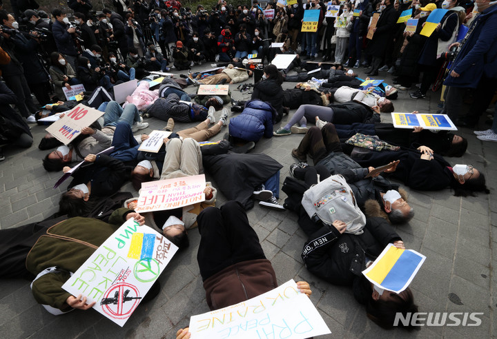 [서울=뉴시스] 고범준 기자 = 참여연대, 사회진보연대 등 시민사회단체 회원들이 28일 서울 중구 주한러시아대사관 앞에서 열린 러시아의 우크라이나 침공 중단·평화적 해결 촉구 시민사회 공동 기자회견에서 퍼포먼스를 하고 있다. 2022.02.28. bjko@newsis.com