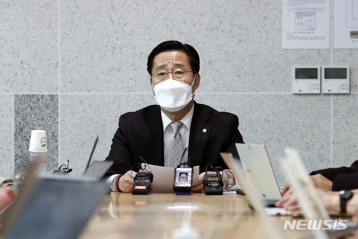 [서울=뉴시스] 최진석 기자 = 이태규 국민의당 총괄선대본부장이 28일 오전 서울 여의도 국회 의원회관에서 윤석열 국민의힘 대선후보 측과의 단일화 결렬 관련 긴급 기자간담회를 하고 있다. (공동취재사진) 2022.02.28. photo@newsis.com