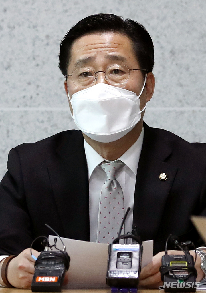 [서울=뉴시스] 최진석 기자 = 이태규 국민의당 총괄선대본부장이 28일 오전 서울 여의도 국회 의원회관에서 윤석열 국민의힘 대선후보 측과의 단일화 결렬 관련 긴급 기자간담회를 하고 있다. (공동취재사진) 2022.02.28. photo@newsis.com