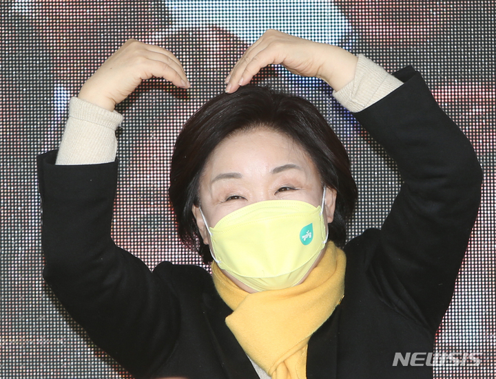 [강릉=뉴시스] 김경목 기자 = 심상정 정의당 대선 후보가 28일 오후 강원도 강릉시 중앙시장 유세 차량에 올라 머리 위로 하트 모양을 만들며 시민들에게 인사하고 있다. 2022.02.28. photo31@newsis.com