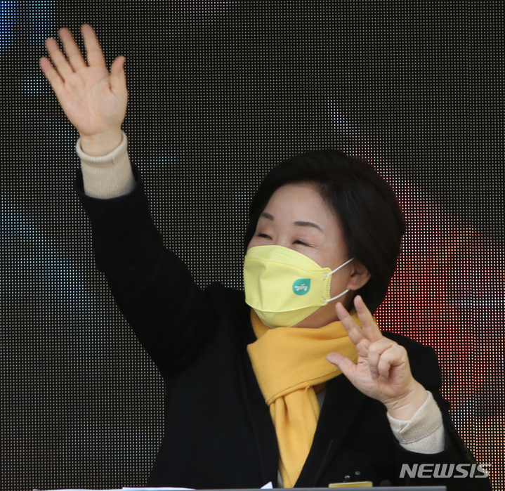 [강릉=뉴시스] 김경목 기자 = 심상정 정의당 대선 후보가 28일 오후 강원도 강릉시 중앙시장 유세 차량에 올라 지지를 호소하고 있다. 2022.02.28. photo31@newsis.com