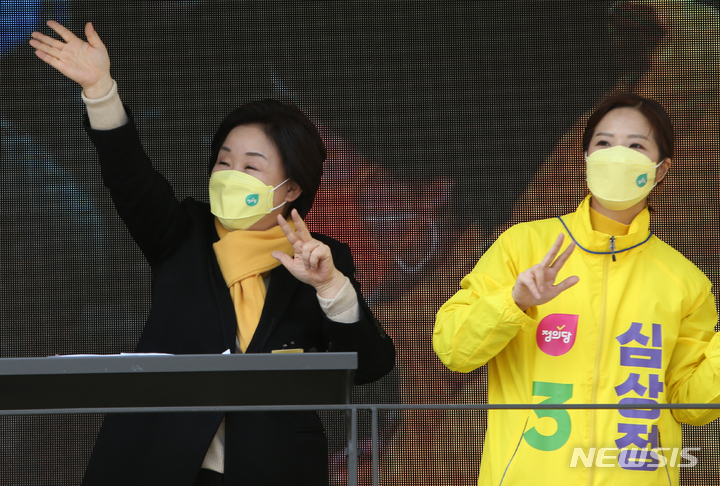 [강릉=뉴시스] 김경목 기자 = 심상정 정의당 대선 후보가 28일 오후 강원도 강릉시 중앙시장 유세 차량에 올라 지지를 호소하고 있다. 임명희(오른쪽) 강릉지역위원장도 정의당을 지지해 줄 것을 호소하고 있다. 2022.02.28. photo31@newsis.com