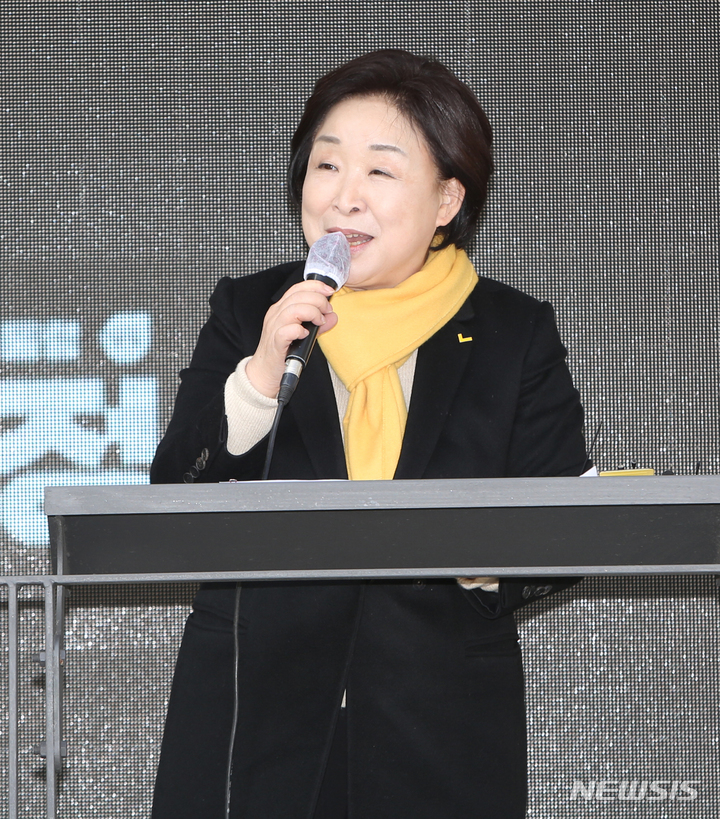 [강릉=뉴시스] 김경목 기자 = 심상정 정의당 대선 후보가 28일 오후 강원도 강릉시 중앙시장 유세 차량에 올라 지지를 호소하고 있다. 2022.02.28. photo31@newsis.com