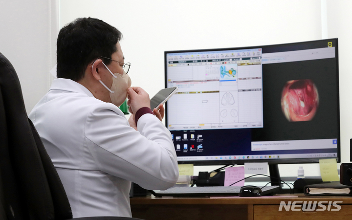 [서울=뉴시스] 조성우 기자 = 지난달 28일 오전 '소아전용' 의료상담센터로 운영되고 있는 서울 서초구 연세곰돌이소아청소년과의원에서 의료진이 재택치료 전화상담을 하고 있다. (공동취재사진) 2022.02.28. photo@newsis.com