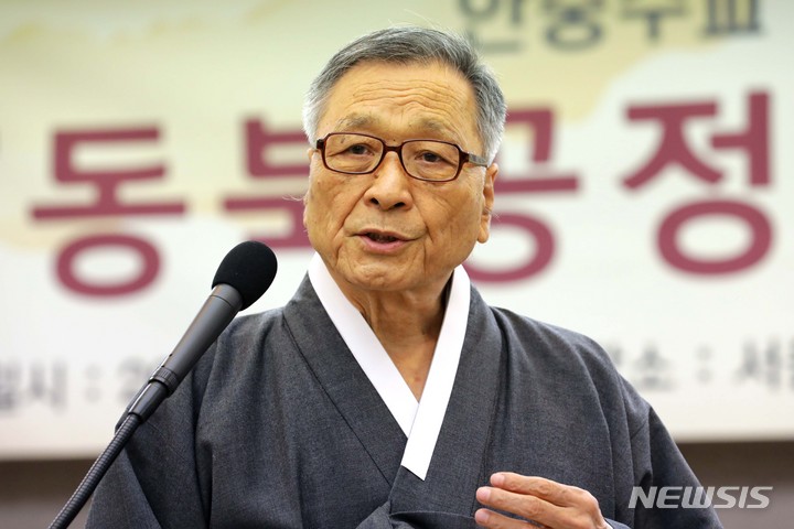 [서울=뉴시스] 박진희 기자 = 서길수 고구리·고리연구소 이사장이 28일 서울 중구 프레스센터에서 '동북공정 백서' 발표대회를 하고 있다. '동북공정 백서'는 한중수교 30주년을 맞이했지만 여전히 진행중인 한·중 역사전쟁, 이른바 '동북공정'이 끝났는지, 왜 아직도 계속되는지, 어느 나라가 이겼는지에 대한 질문에 답하고 세계 평화를 위해 이를 어떻게 풀지에 대한 해법을 모색한 책이다. 2022.02.28. pak7130@newsis.com