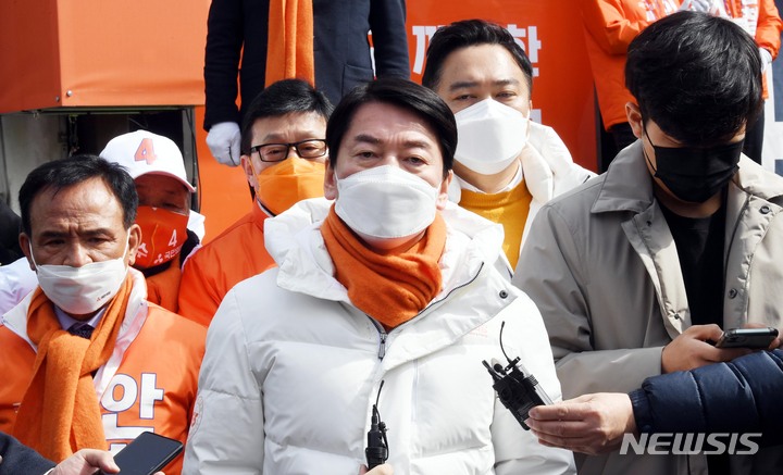 [정읍=뉴시스] 전신 기자 = 안철수 국민의당 대선후보가 28일 전북 정읍샘고을시장 에서 열린 유세를 마치고 윤석열 국민의힘 대선 후보와의 야권 단일화에대한 기자들의 질문에 답변하고 있다. (공동취재사진) 2022.02.28. photo@newsis.com