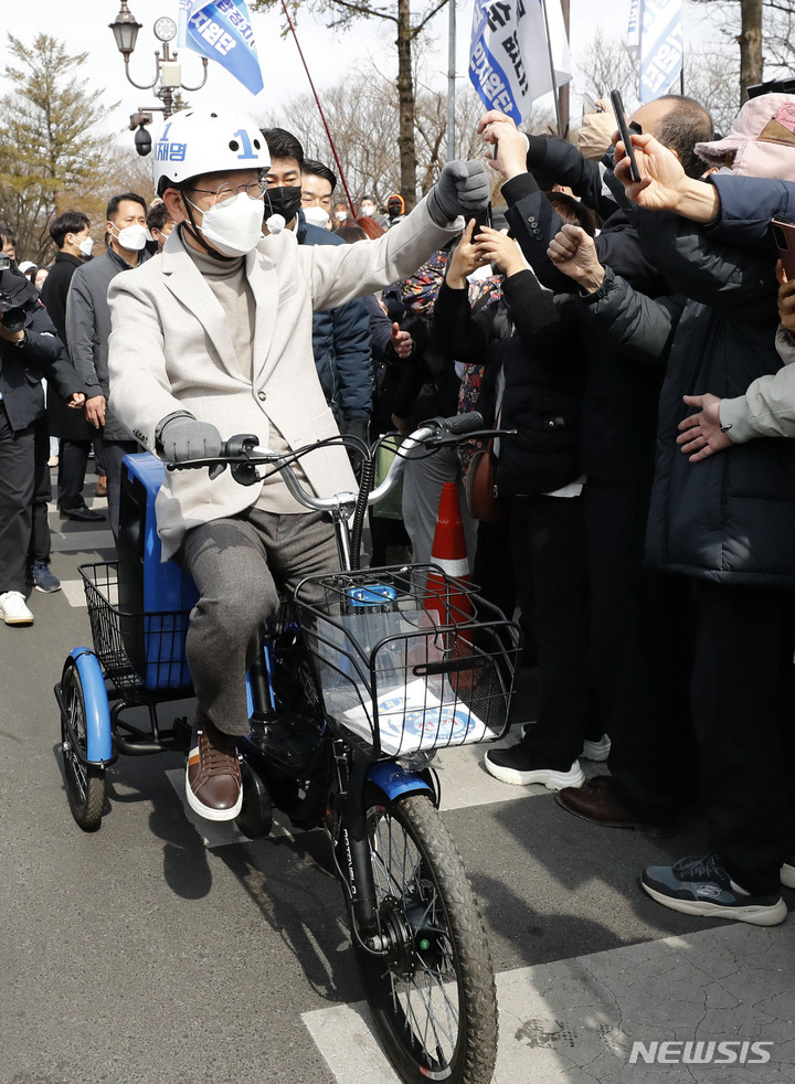 [경주=뉴시스] 최동준 기자 = 이재명 더불어민주당 대선 후보가 28일 경북 경주 황리단길에서 자전거를 타고 지지를 호소하고 있다. 2022.02.28. photocdj@newsis.com