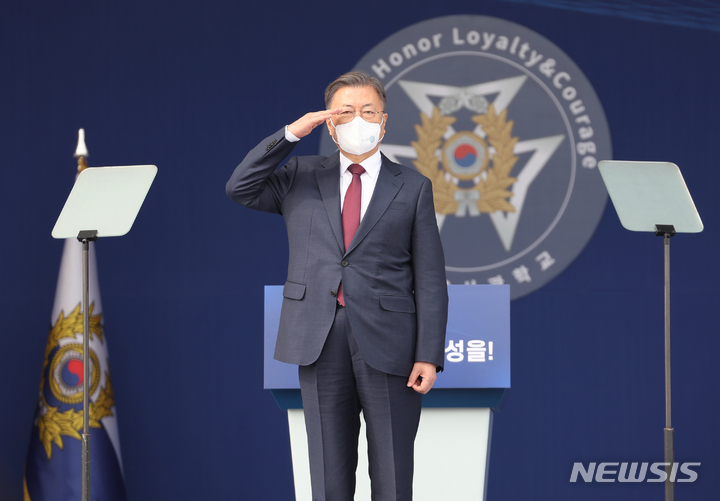 [영천=뉴시스] 김진아 기자 = 문재인 대통령이 28일 경북 영천시 육군3사관학교에서 열린 제57기 졸업 및 임관식에서 졸업생도들의 경례에 거수경례로 답하고 있다. 2022.02.28. bluesoda@newsis.com