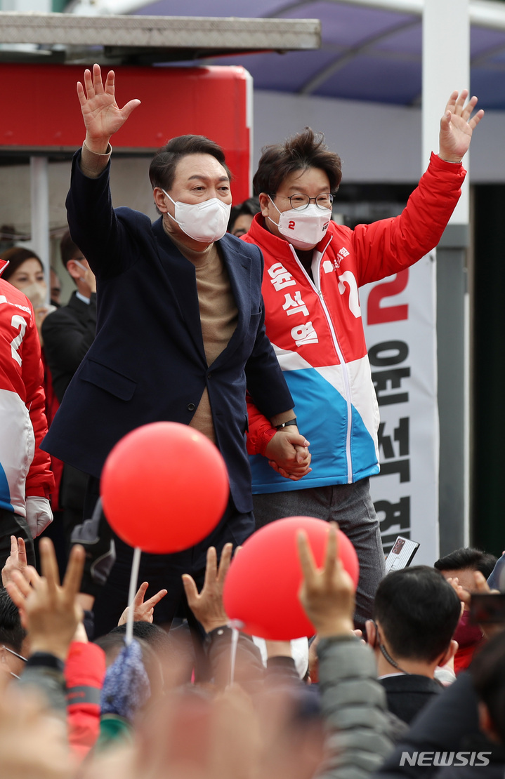 [강릉=뉴시스] 전신 기자 = 윤석열 국민의힘 대선 후보가 28일 강원도 강릉 월화거리 광장에서 열린 유세에서 시민들을 향해 지지를 호소하고 있다. 2022.02.28. photo1006@newsis.com