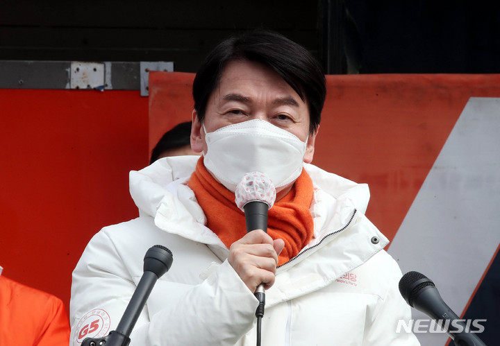 [정읍=뉴시스] 전신 기자 = 안철수 국민의당 대선후보가 28일 전북 정읍시 샘고을시장 앞에서 선거 유세를 하고 있다. (공동취재사진) 2022.02.28. photo@newsis.com