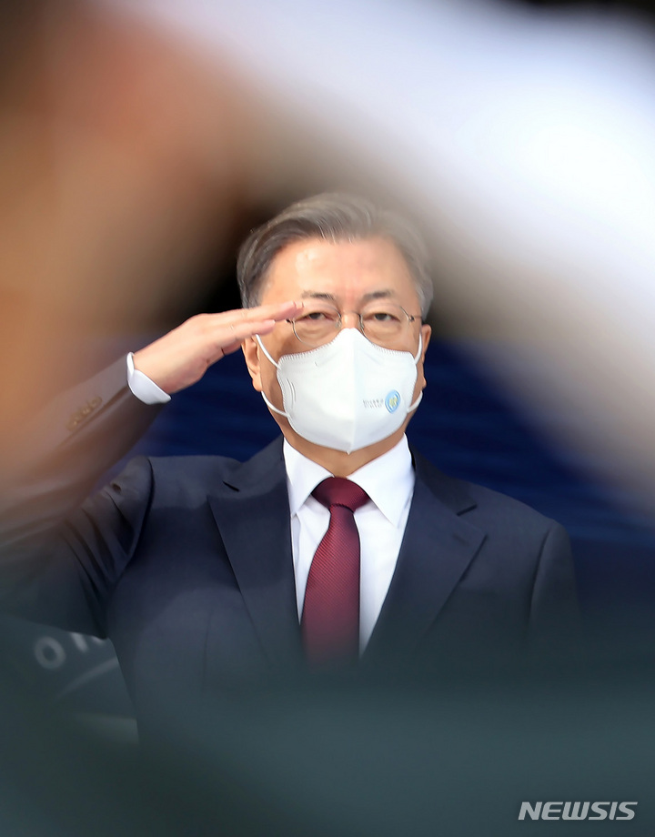 [영천=뉴시스] 김진아 기자 = 문재인 대통령이 28일 경북 영천시 육군3사관학교에서 열린 제57기 졸업 및 임관식에서 졸업생도들의 경례에 거수경례로 답하고 있다. 2022.02.28. bluesoda@newsis.com