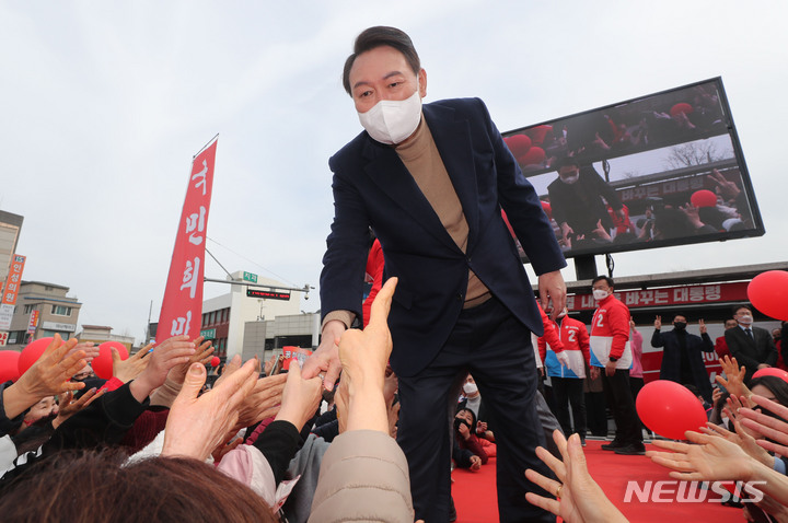 [강릉=뉴시스] 전신 기자 = 윤석열 국민의힘 대선 후보가 28일 강원도 강릉 월화거리 광장에서 열린 유세에서 시민들과 인사하고 있다. 2022.02.28. photo1006@newsis.com