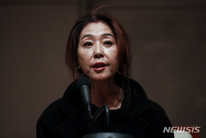 [서울=뉴시스] 정병혁 기자 = 배우 김부선이 28일 오후 서울 중구 한국프레스센터에서 열린 '굿바이 이재명' 저자인 장영하 변호사와 진실토로 공동기자회견에서 발언하고 있다. 2022.02.28. jhope@newsis.com