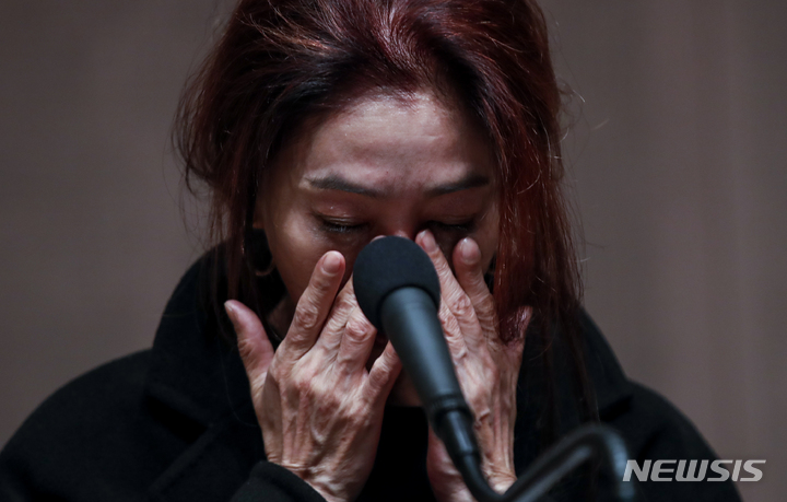 [서울=뉴시스] 정병혁 기자 = 배우 김부선이 28일 오후 서울 중구 한국프레스센터에서 열린 '굿바이 이재명' 저자인 장영하 변호사와 진실토로 공동기자회견에서 발언 도중 눈물을 흘리고 있다. 2022.02.28. jhope@newsis.com