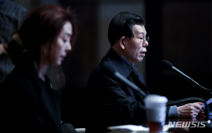 [서울=뉴시스] 정병혁 기자 = '굿바이 이재명' 저자인 장영하 변호사가 28일 오후 서울 중구 한국프레스센터에서 열린 '굿바이 이재명' 저자인 장영하 변호사, 배우 김부선 진실토로 공동기자회견에서 발언하고 있다. 2022.02.28. jhope@newsis.com