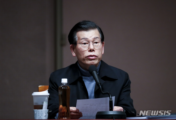 [서울=뉴시스] 정병혁 기자 = 장영하 변호사가 지난 2022년 2월28일 오후 서울 중구 한국프레스센터에서 발언하고 있다.&nbsp; 2022.02.28. jhope@newsis.com