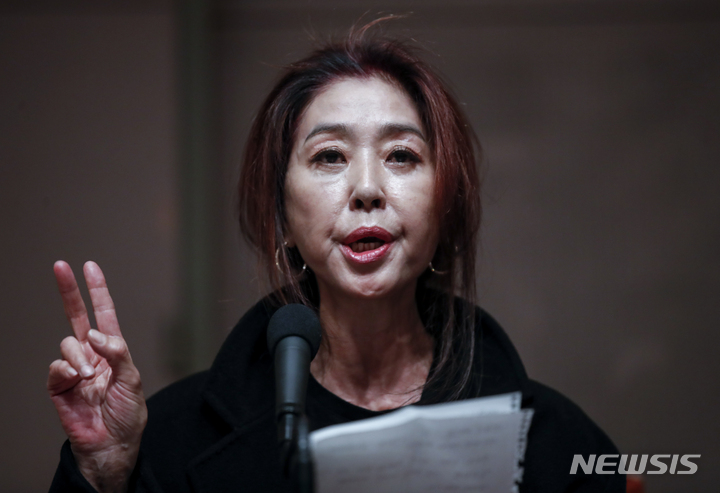 [서울=뉴시스] 정병혁 기자 = 배우 김부선이 28일 오후 서울 중구 한국프레스센터에서 열린 '굿바이 이재명' 저자인 장영하 변호사와 진실토로 공동기자회견에서 발언하고 있다. 2022.02.28. jhope@newsis.com
