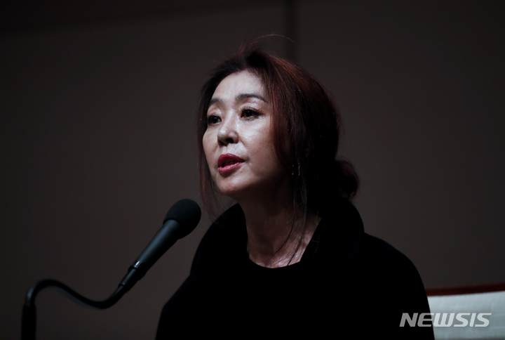 [서울=뉴시스] 정병혁 기자 = 배우 김부선이 28일 오후 서울 중구 한국프레스센터에서 열린 '굿바이 이재명' 저자인 장영하 변호사와 진실토로 공동기자회견에서 발언하고 있다. 2022.02.28. jhope@newsis.com