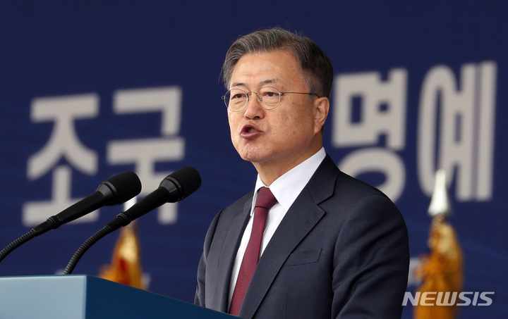 [영천=뉴시스] 김진아 기자 = 문재인 대통령이 28일 경북 영천시 육군3사관학교에서 열린 제57기 졸업 및 임관식에서 축사를 하고 있다. 2022.02.28. bluesoda@newsis.com