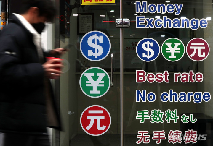 [서울=뉴시스] 추상철 기자 = 러시아-우크라이나 사태 이후 환율이 요동치고 있는 28일 오후 서울 시내 한 사설환전소에 각국 언어로 된 환전 문구가 적혀 있다. 2022.02.28. scchoo@newsis.com