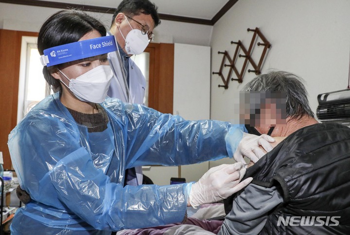 [부산=뉴시스] 하경민 기자 = 부산 남구 보건소 의료진이 남구의 한 가정집을 방문, 거동이 불편한 노인에게 노바백스 백신을 주사하고 있다.  2022.02.28. yulnetphoto@newsis.com