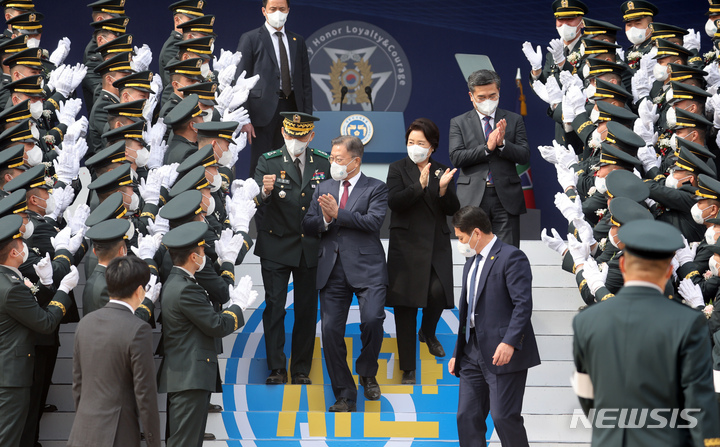 [영천=뉴시스] 김진아 기자 = 문재인 대통령과 김정숙 여사가 28일 경북 영천시 육군3사관학교에서 열린 제57기 졸업 및 임관식에서 박수를 받으며 이동하고 있다. 2022.02.28. bluesoda@newsis.com