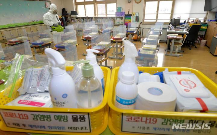 [군포=뉴시스] 경기사진공동취재단 = 초등학교 개학을 이틀 앞둔 지난달 28일 오후 경기도 군포시 둔대초등학교에서 방역업체 관계자가 학생들 등교에 대비해 소독을 하고 있다. 2022.03.01. photo@newsis.com