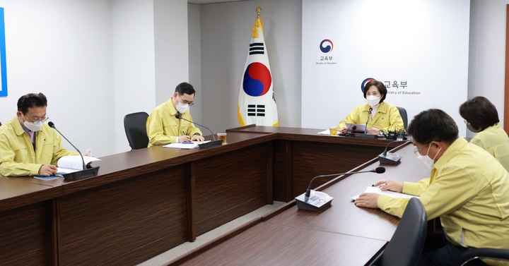 [서울=뉴시스] 유은혜(왼쪽 세번째) 사회부총리 겸 교육부 장관이 28일 서울 영등포구 한국교육시설안전원에서 열린 '제3차 새 학기 오미크론 대응 교육부 대책반 회의'를 주재하고 있다. (사진=교육부 제공) 2022.02.28. photo@newsis.com *재판매 및 DB 금지