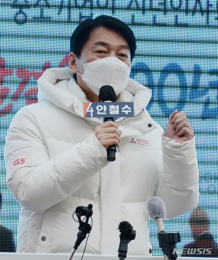 [전주=뉴시스] 김얼 기자 = 안철수 국민의당 대선 후보가 28일 전북 전주시 전주신중앙시장을 방문해 유세활동을 하고 있다. 2022.02.28. pmkeul@nwsis.com