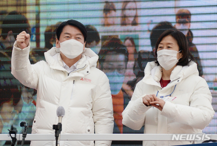 [전주=뉴시스] 김얼 기자 = 안철수 국민의당 대선 후보와 배우자 김미경 교수가 28일 전북 전주시 전주신중앙시장을 방문해 유세활동을 하고 있다. 2022.02.28. pmkeul@nwsis.com