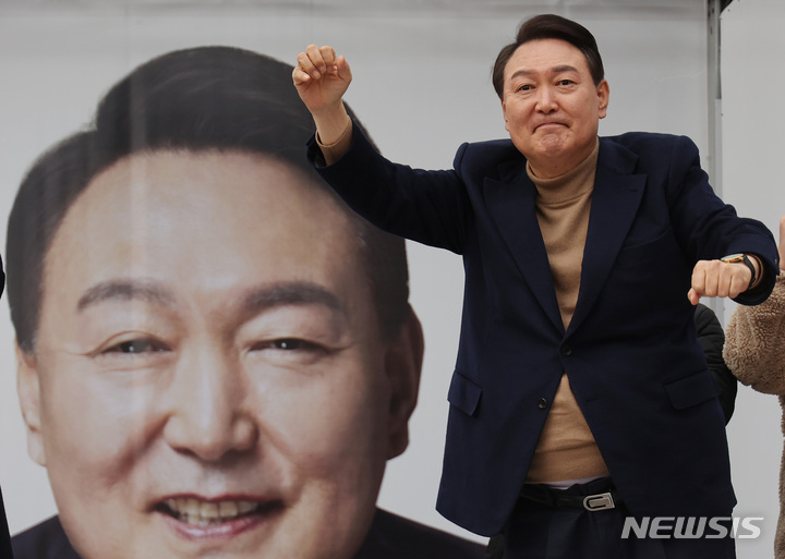 [속초=뉴시스] 전신 기자 = 윤석열 국민의힘 대선 후보가 28일 강원도 속초 중앙동 속초관광수산시장에서 시민들을 향해 지지를 호소하고 있다. 2022.02.28. photo1006@newsis.com