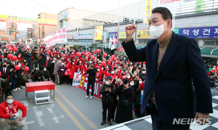 [홍천=뉴시스] 전신 기자 = 윤석열 국민의힘 대선후보가 28일 강원도 홍천군 꽃뫼공원에서 열린 "애국의 고장 홍천에 무궁화 꽃이 피었습니다" 강원 홍천 유세에서 지지자들의 환호에 인사하고 있다. 2022.02.28. photo1006@newsis.com