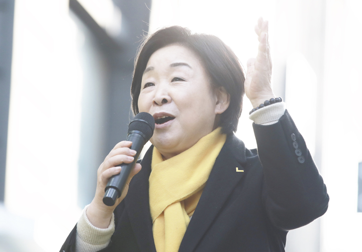 [춘천=뉴시스] 최진석 기자 = 심상정 정의당 대선 후보가 지난 2월28일 오후 강원 춘천중앙시장을 찾아 선거 유세를 하고 있다. (사진=정의당 제공) 2022.02.28. photo@newsis.com *재판매 및 DB 금지