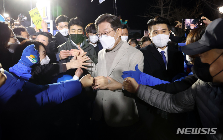 [안동=뉴시스] 최동준 기자 = 이재명 더불어민주당 대선 후보가 지난 2월28일 경북 안동 웅부공원에서 유세를 마치고 지지자와 인사하고 있다. 2022.02.28. photocdj@newsis.com