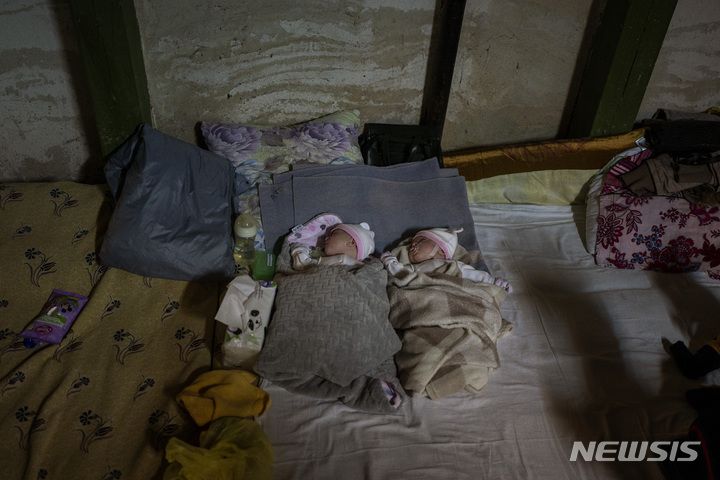 [키예프/AP=뉴시스] 지난 2월28일 우크라이나 키예프 중부에 위치한 오흐마데트 아동병원 지하실에서 쌍둥이 신생아 두 명이 잠을 잠을 자고 있다. 2022.03.01.