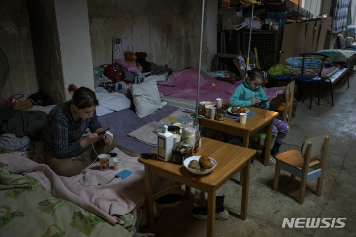 [키예프/AP=뉴시스] 지난 2월28일 우크라이나 키예프 중부에 위치한 오흐마데트 아동병원 지하실에 마련된 임시 병동의 모습. 2022.03.01.