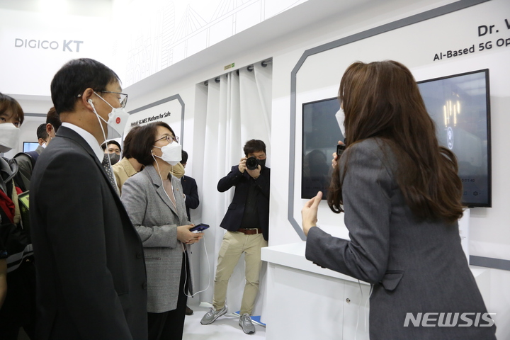 [바르셀로나=뉴시스] 임혜숙 과학기술정보통신부 장관이 28일(현지시간) 스페인 바르셀로나에서 개막한 모바일월드콩그레스(MWC) 2022에 참석해 KT 전시부스를 둘러보고 있다. (사진 : 공동취재단)