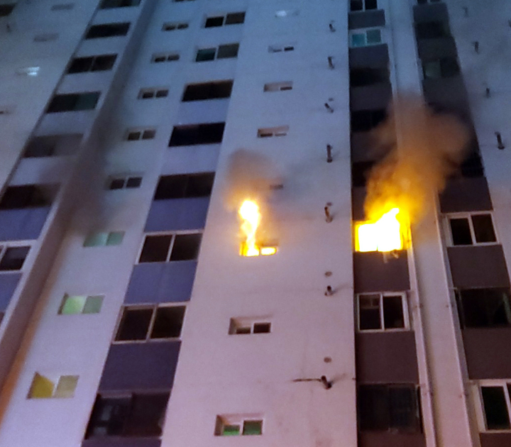 [원주=뉴시스] 김경목 기자 = 28일 오후 강원 원주시 개운동의 한 아파트에서 화재가 나 화염이 보이고 있다. 2022.03.01. (사진=원주소방서 제공) photo31@newsis.com&nbsp; *재판매 및 DB 금지