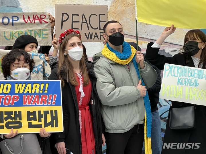 [제주=뉴시스] 강경태 기자 = 제주지역 유학생 및 시민들이 1일 오후 제주시청 인근에서 집회를 열고 러시아의 우크라이나 침공 규탄 및 전쟁 반대를 외치고 있다. 2022.03.01. ktk2807@newsis.com