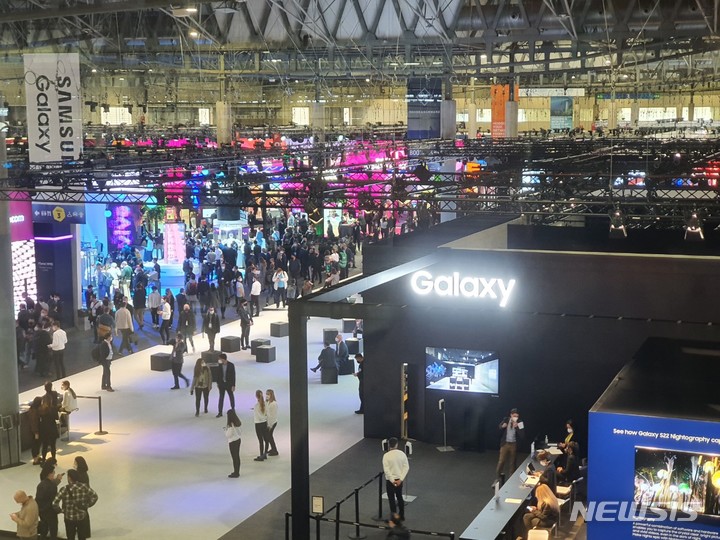 [바르셀로나=뉴시스] 세계 최대의 이동통신기술 분야 전시회 '모바일월드콩그레스(MWC) 2022'가 1일(현지시간) 스페인 바르셀로나에서 열리고 있다. 사진은 피라 그란 비아 전시장에 마련된 각국 기업들의 전시 부스의 모습. 2022.3.1