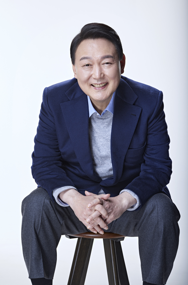 [서울=뉴시스] 전신 기자 = 국민의힘 선대본에서 공개한 윤석열 대선 후보 프로필 사진. (사진=국민의힘 선대본 제공) 2022.01.27. photo@newsis.com *재판매 및 DB 금지