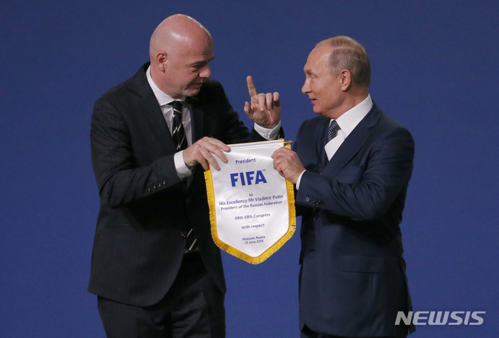 [모스크바=AP/뉴시스] 잔니 인판티노(왼쪽) FIFA 회장과 블라디미르 푸틴 러시아 대통령이 지난 2018년 6월 14일 러시아 모스크바에서 열린 2018 FIFA 러시아 월드컵 개막 전야 행사에서 포즈를 취하고 있다. 2022.03.19.
