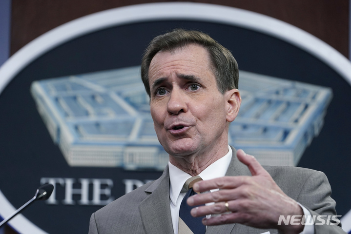 [워싱턴=AP/뉴시스]존 커비 미국 국방부 대변인이 28일(현지시간) 청사에서 브리핑하고 있다. 2022.02.28.