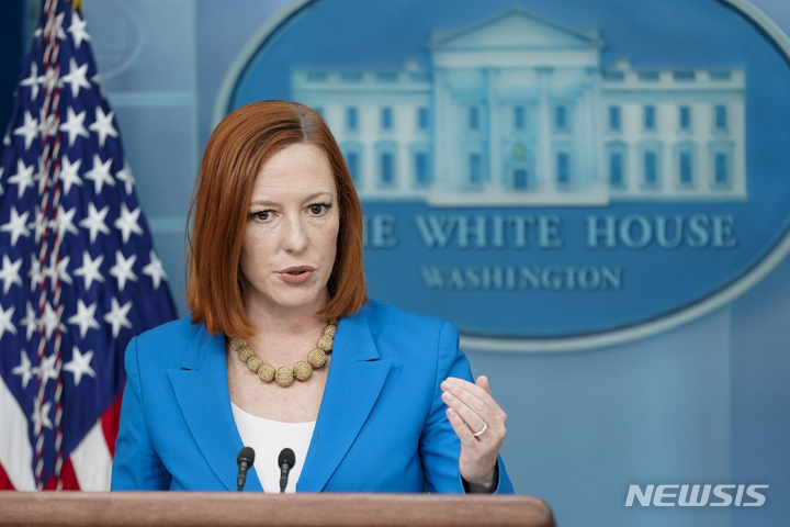 [워싱턴=AP/뉴시스]젠 사키 백악관 대변인이 28일(현지시간) 백악관에서 정례브리핑을 하고 있다. 2022.02.28.