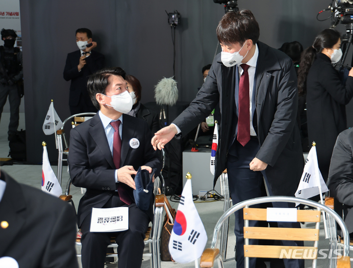 [서울=뉴시스] 김진아 기자 = 이준석(오른쪽) 국민의힘 대표와 안철수 국민의당 대선 후보가 1일 서울 서대문구 국립 대한민국임시정부 기념관에서 열린 제103주년 3.1절 기념식에 참석해 인사를 나누고 있다. 2022.03.01. bluesoda@newsis.com